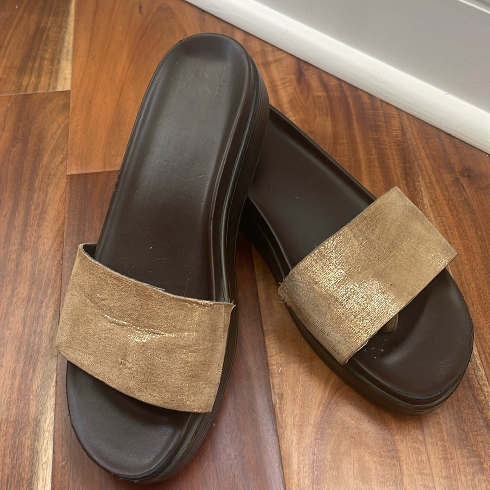 Donald Pliner slides size 7.5
